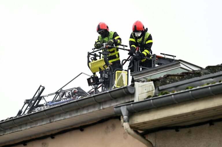 Des pompiers interviennent sur le bâtiment où s'est déclaré dans la nuit un incendie mortel à Neuves-Maisons, en Meurthe-et-Moselle, le 30 novembre 2025 © Jean-Christophe VERHAEGEN