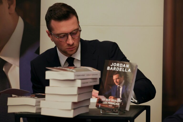 Le président du Rassemblement national (RN) Jordan Bardella lors d'une séance de dédicace de son livre au théâtre Marigny, le 28 octobre 2025 à Paris © Thomas SAMSON