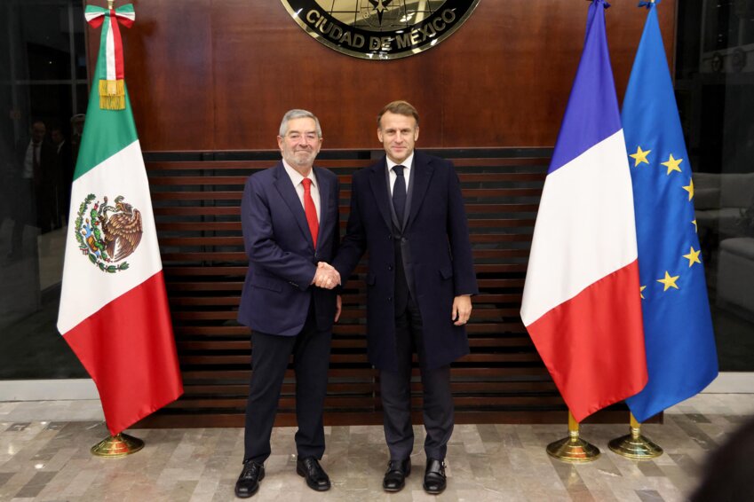 Emmanuel Macron et le Premier ministre méxicain Juan Ramon de la Fuente, à Mexico le 7 novembre 2025. © Ludovic Marin