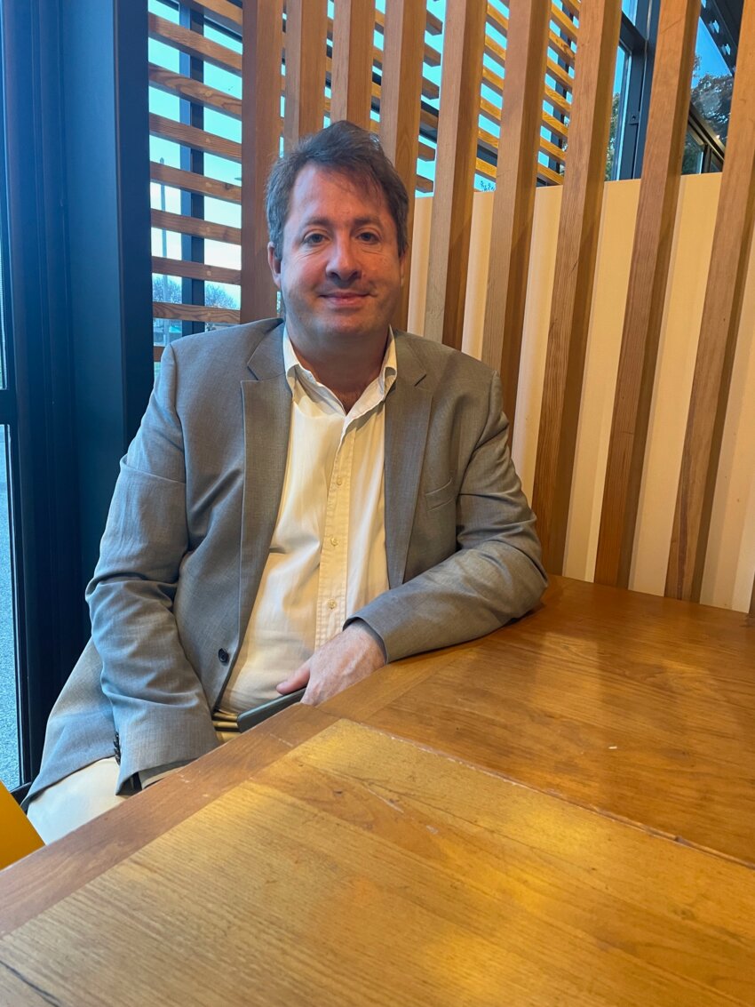 Florentin Blanchard est consultant en énergie dans la Somme pour des entreprises qui souhaitent faire des économies d'énergie. Il a créé Eco Gaz Electricité en janvier 2024 et propose plusieurs services.