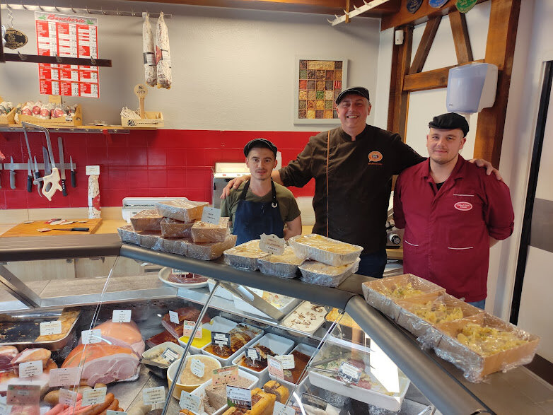 Nicolas Crosnier avec une partie de l’équipe, Pierrot à gauche et Cyril à droite.