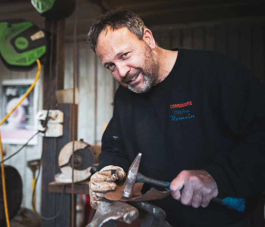 © Johann Marin-Thiery. Après trente ans de carrosserie, dont dix avec sa propre affaire, Olivier Romain travaille toujours la tôle mais autrement.