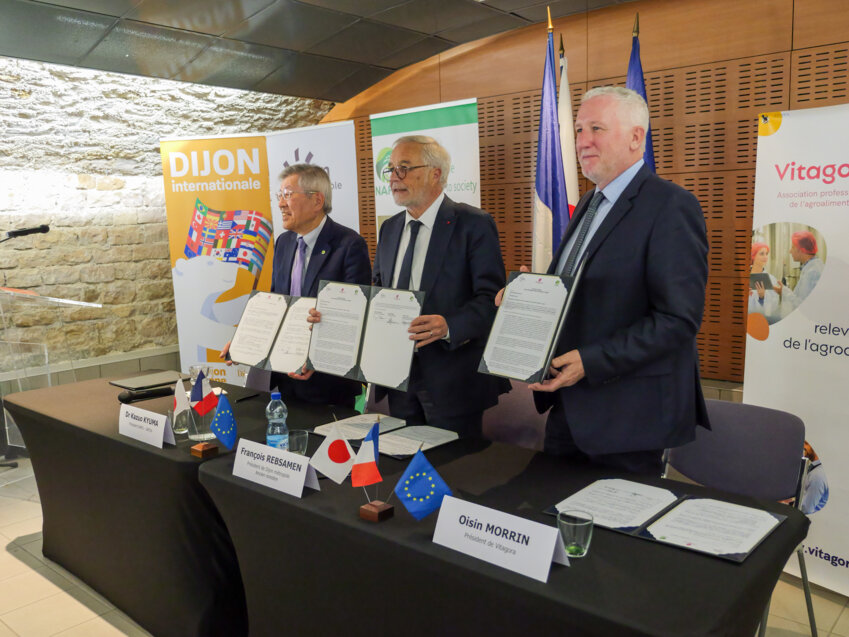 De gauche à droite : Dr. Kazuo KYUMA, président du NARO, François REBSAMEN, président de Dijon Métropole, et Oisin MORRIN, président de Vitagora. ©Vitagora 