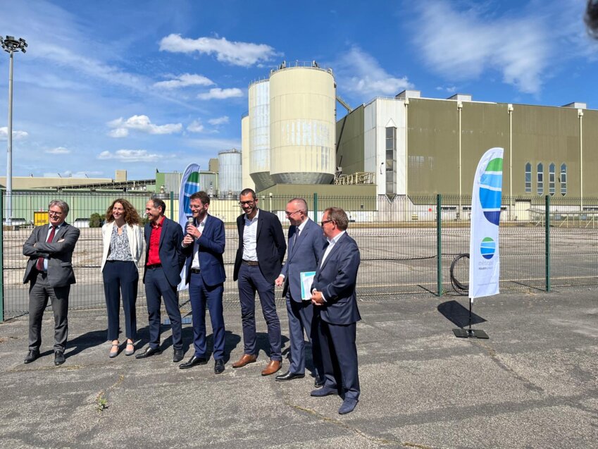 En mai 2022, les élus locaux ont symboliquement remis les clés de l'usine au consortium Veolia/Fibre Excellence. (Photo archives Gazette Normandie)