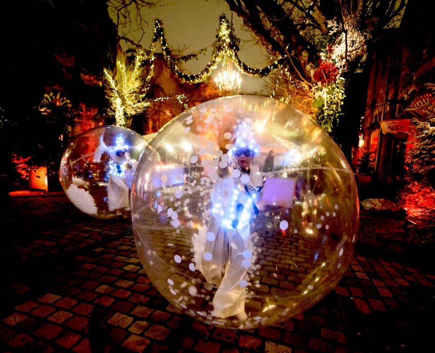 La compagnie Remue-Ménage anime cette année le marché de Noël d'Amiens. La Ville lance un appel aux bénévoles pour l'accompagner sur deux parades. © Compagnie Remue Ménage - Andrea Endo