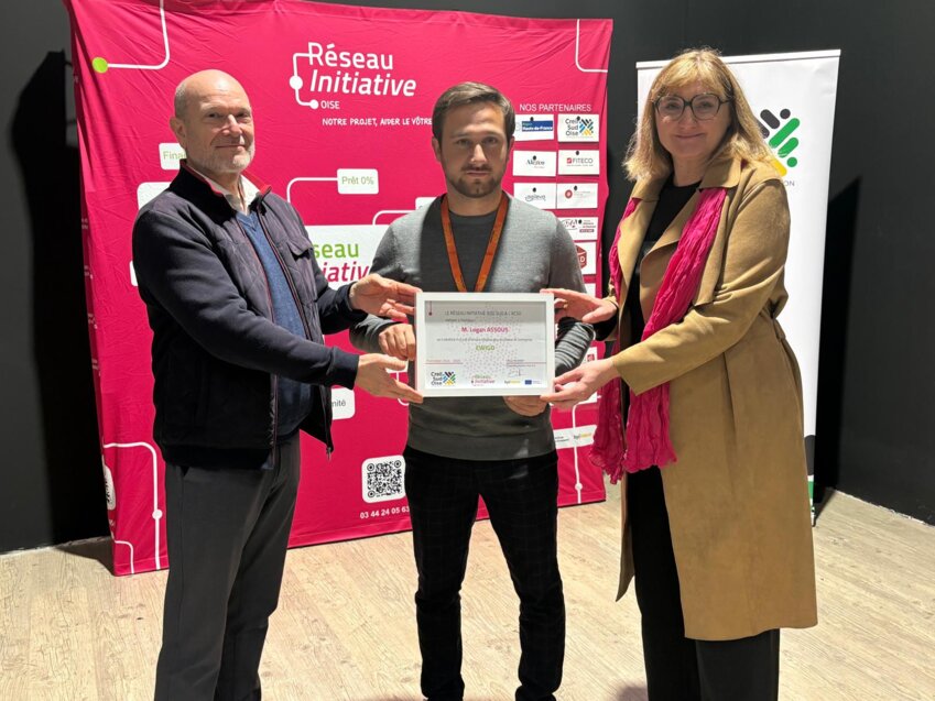 Logan Assous (au centre) a reçu le certificat d'accompagnement du Réseau Initiative Oise Sud, par Céline Fournet, présidente du réseau et Frédéric Besset, vice-président de l'ACSO, chargé de l'économie et de l'innovation. 