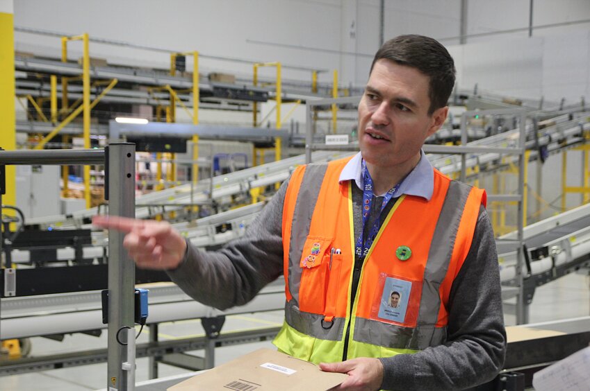 Josselin Broux, directeur de l'entrepôt Amazon BVA1 à Boves. © Aletheia Press / B.Delabre