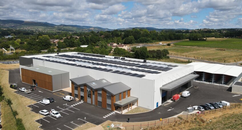 Le nouveau bâtiment de l’entreprise Vouillon permet à l’entreprise de plus que doubler ses espaces de production et de stockage. © Vouillon