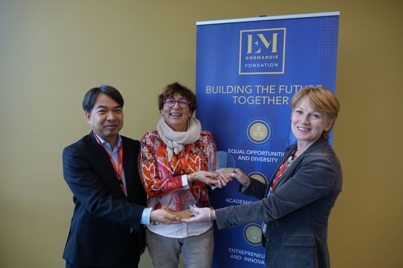 Nguyen Khoi Tran, enseignant-chercheur en Supply Chain (Prix de la recherche) ; Sarah Alves, professeure en RH (Prix de l’innovation pédagogique) ; et Mina Colonna d'Istria, déléguée générale de la Fondation EM Normandie. © Fondation EM Normandie 