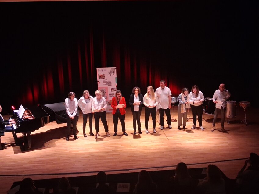 Les demandeurs d'emplois sont montés sur la scène du conservatoire de la Baie de Somme pour se présenter devant des recruteurs.