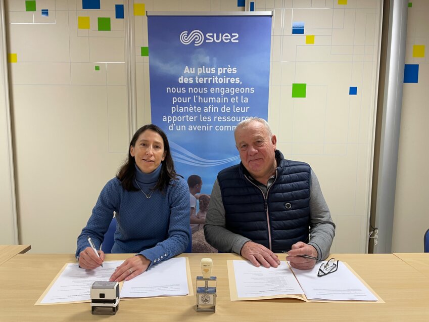 © Suez - Robert BARRAUD, Président du Syndicat Intercommunal à Vocation Multiple à la carte du Mâconnais, et Emilie LE GOFF, Directrice de l'Agence Saône-et-Loire Jura de SUEZ.