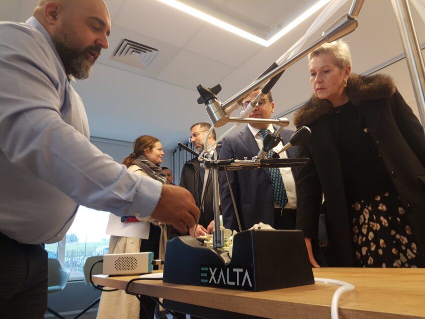 Implants, outils coupants, technologies robotiques... le site pas-de-calaisien d'Exalta conçoit tout le nécessaire pour les besoins des chirurgiens orthopédiques en salle d'opération. ©Aletheia / A.Stoerkler