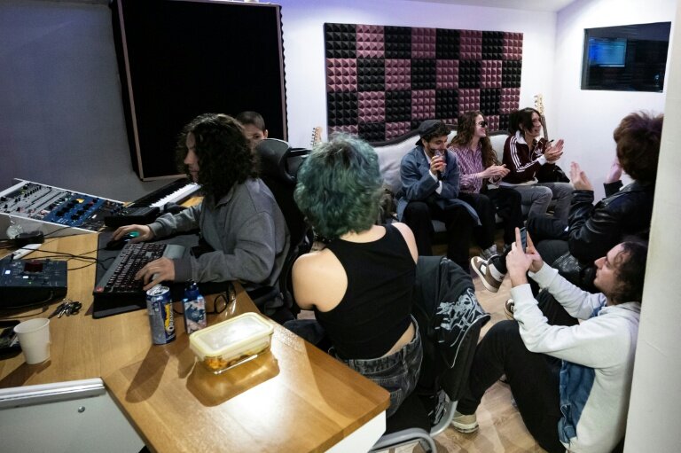 Séance d'art-thérapie dans un studio d'Aubagne, près de Marseille, le 4 décembre 2025 © Miguel MEDINA