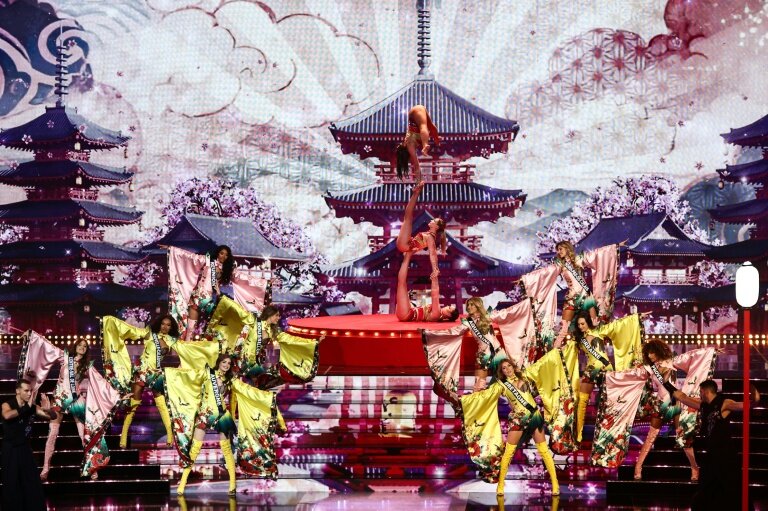 Des participantes à l'élection Miss France 2026 sur défilent sur scène, le 6 décembre 2025, à Amiens © Sameer AL-DOUMY