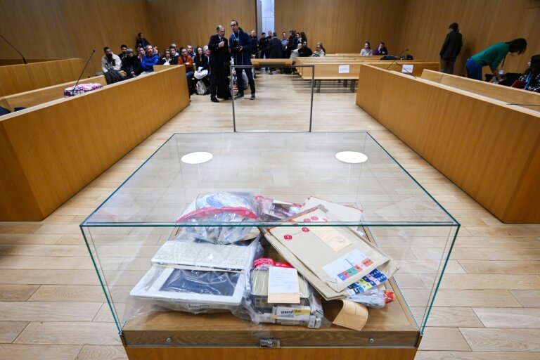 Photo de la salle de la cour d'assises des Landes de Mont-de-Marsan où s'est ouvert le procès d'une mère accusée d'avoir empoisonné ses filles aux médicaments le 24 novembre 2025 © Gaizka IROZ