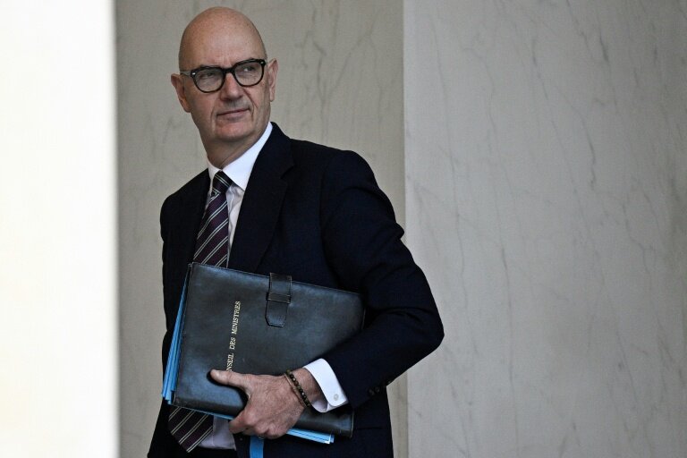Le ministre l'Économie et des Finances, Roland Lescure, quitte le palais de l'Élysée après le Conseil des ministres hebdomadaire, à Paris, le 2 décembre 2025 © JULIEN DE ROSA