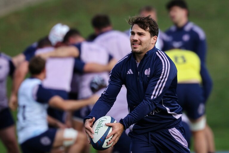Antoine Dupont prend part à un entraînement du XV de France, le 5 novembre 2025 à Marcoussis (Essonne) © Anne-Christine POUJOULAT