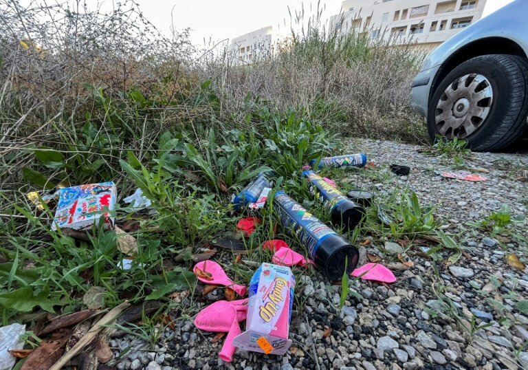 Des bouteilles de protoxyde d'azote et des ballons de baudruche laissés au sol à Montpellier, le 22 novembre 2023 © Pascal GUYOT