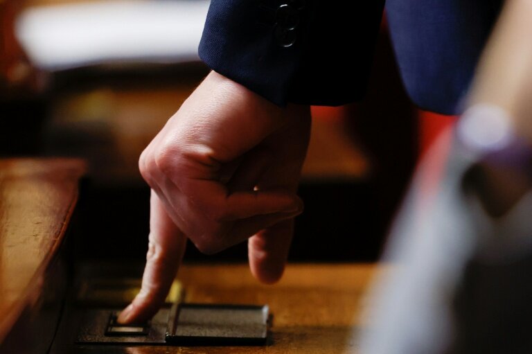 Un député prend part à un vote à l'Assemblée nationale, à Paris, le 5 décembre 2025 © Ian LANGSDON