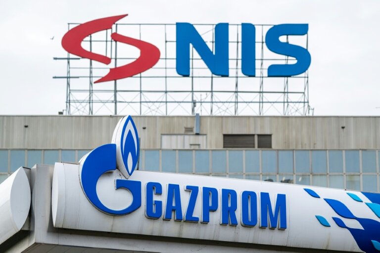 Les enseignes de NIS et Gazprom à Belgrade le 9 octobre 2025. © Andrej ISAKOVIC