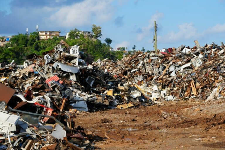 Un terrain jonché de débris et de tôles métalliques à Mamoudzou, un an après le passage du cyclone Chido à Mayotte, le 2 décembre 2025 © Marine GACHET