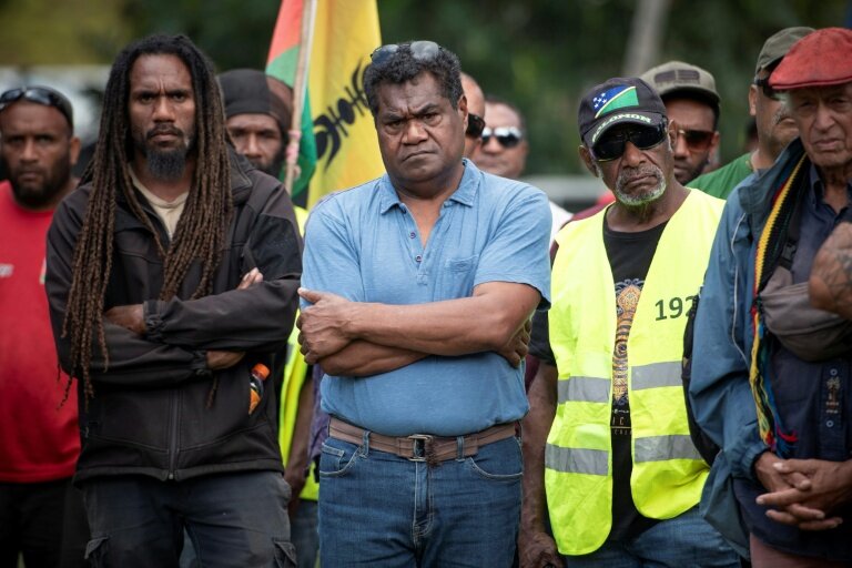 Le président du mouvement indépendantiste calédonien du Front de libération nationale kanak et socialiste (FLNKS) Christian Tein (C) lors d'un congrès extraordinaire à Ponérihouen, sur la côte Est de la Grande Terre, en Nouvelle-Calédonie, le 6 décembre 2025 © Delphine MAYEUR