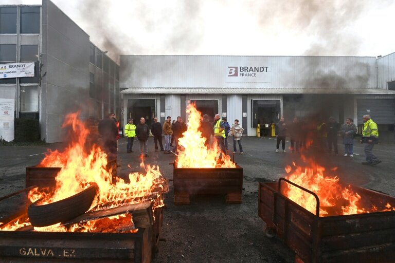 Des palettes brûlées devant l'usine Brandt où sont rassemblés des employés, le 11 décembre 2025 à Vendôme, dans le Loir-et-Cher © JEAN-FRANCOIS MONIER