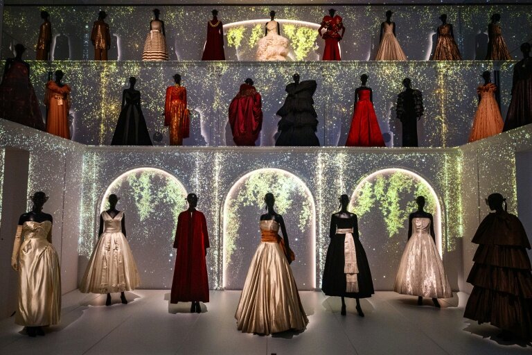 Des robes de Christian Dior présentées à l'exposition "La collection Dior d'Azzedine Alaïa" à la Galerie Dior à Paris, le 9 décembre 2025 © Dimitar DILKOFF