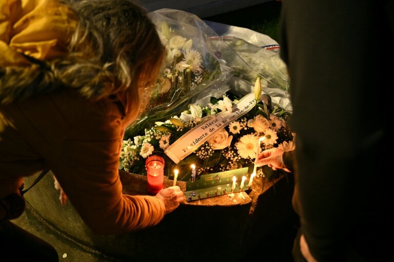 Des bougies en hommage à Dan Elkayam, victime de la fusillade sur la plage de Bondi à Sydney, au Bourget en Seine-Saint-Denis le 16 décembre 2025 © Blanca CRUZ
