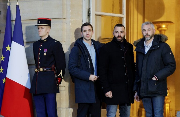 Le président des Jeunes Agriculteurs (JA) Pierrick Horel (C) et sa délégation à leur arrivée à Matignon à Paris le 19 décembre 2025 © GEOFFROY VAN DER HASSELT