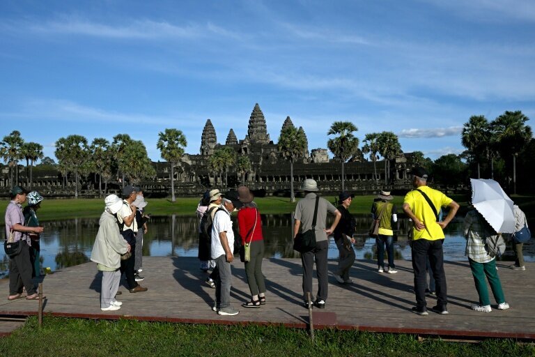 Des touristes visitent le site du temple d'Angkor Wat, dans la région de Siem Reap, au Cambodge, le 18 décembre 2025 © TANG CHHIN Sothy