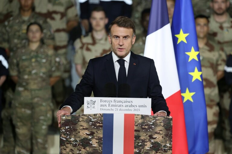 Le président français Emmanuel Macron s'exprime devant les militaires du 5e régiment de cuirassiers sur la base militaire Zayed, près d'Abou Dhabi, le 21 décembre 2025 © Ludovic MARIN