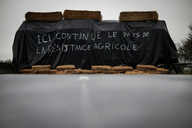Des ballots de paille sur l'autoroute A64 bloquée par des agriculteurs, le 22 décembre 2025 à Carbonne, en Haute-Garonne © Valentine CHAPUIS
