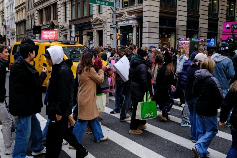 Des passants dans une rue animée du quartier de SoHo, à New York, le 21 décembre 2025 © CHARLY TRIBALLEAU