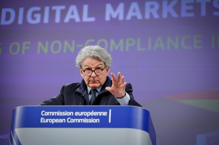 Thierry Breton, alors commissaire européen au marché intérieur, lors d'une conférence de presse sur les enquêtes menées par l'UE sur Apple, Google et Meta en vertu de la nouvelle loi numérique, le 25 mars 2024 à Bruxelles © Kenzo TRIBOUILLARD