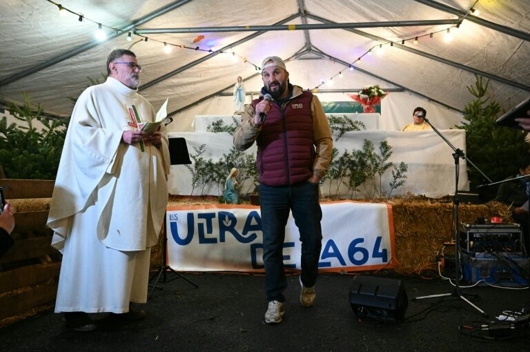 Jérôme Bayle, figure de la contestation des agriculteurs, lors de la messe de Noël sur l'autoroute A64 à Carbonne (Haute-Garonne) le 24 décembre 2025 © Matthieu RONDEL