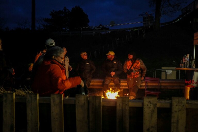 Des participants au blocage de l'autoroute A63 à Cestas, au sud de Bordeaux, sont rassemblés autour d'un feu le 24 décembre 2025 © Thomas BERNARDI