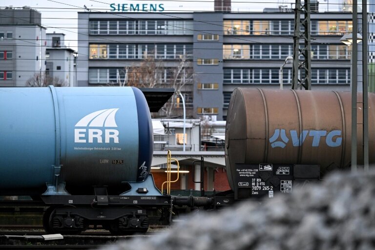 Railway tank cars in front of an industrial area with chemical enterprises in Frankfurt am Main © Kirill KUDRYAVTSEV