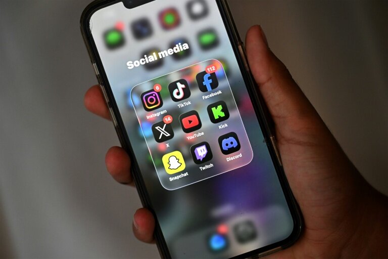 Le gouvernement veut interdire les réseaux sociaux aux moins de 15 ans dès la rentrée 2026 © Saeed KHAN