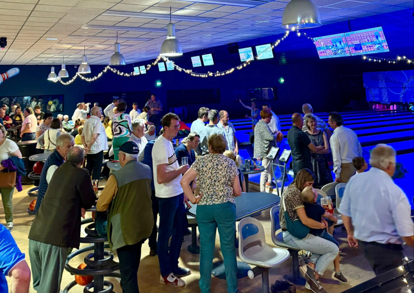 Les entreprises sont de plus en plus nombreuses à organiser leurs événements au Bowling. (Crédit photo : Maëli)