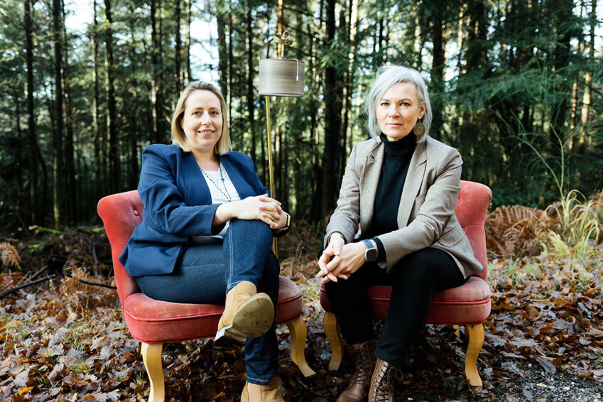 Blandine Muller et Hélène Koehler, du cabinet Zebre, au cœur de leur «bureau», les quelque 5 874 km² du département des Vosges. © Benjamin Prost 
