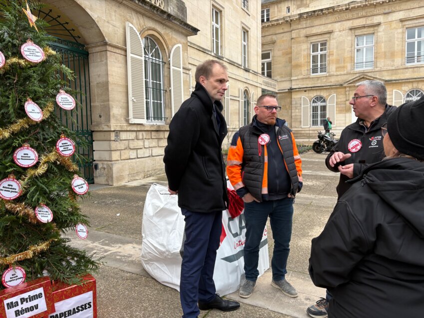 © Alexandra Marquet. Le sous-préfet Éric Le Roux est allé à la rencontre des artisans, devant les locaux de la préfecture de la Meuse, à Bar-le-Duc.