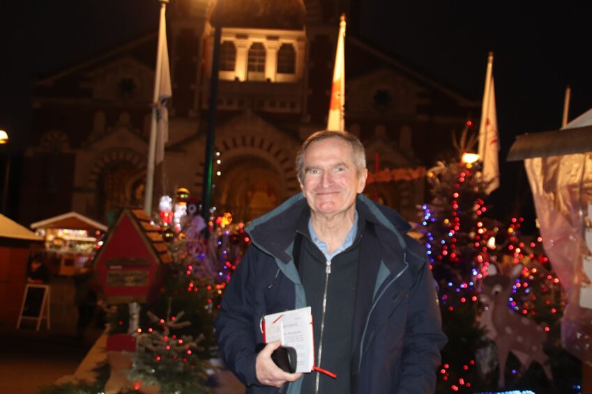 Stéphane Demilly, ici sur le marché de Noël d'Albert, devant la basilique Notre-Dame de Brebières.