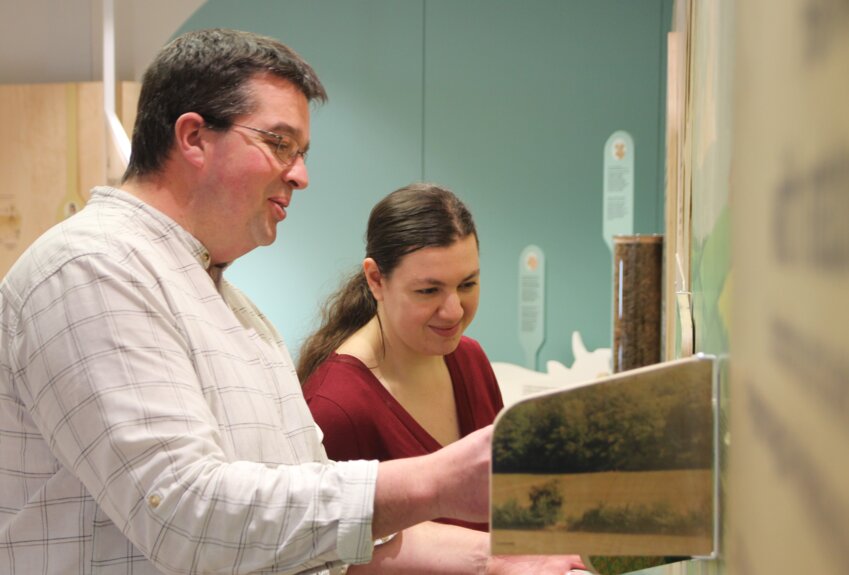Michel-Pierre Faucon, enseignant-chercheur, et Julie Lemoine, médiatrice scientifique, présentant la scénographie. ©Aletheia Press / B.Delabre