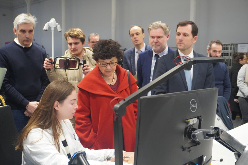 Monique Barbut et Mathieu Lefèvre découvrent le centre d’authentification de Vestiaire Collective à Tourcoing. © Aletheia Press / L. Péron Vranesic