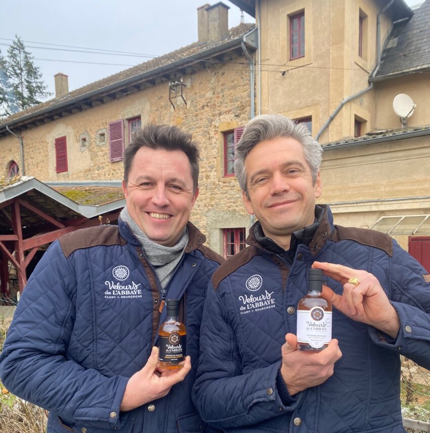 Les deux associés Victor Gayet, ingénieur agronome de formation, et François de Régloix, ont redonné vie aux vinaigres locaux avec les Velours de l’Abbaye. © Velours de l’Abbaye