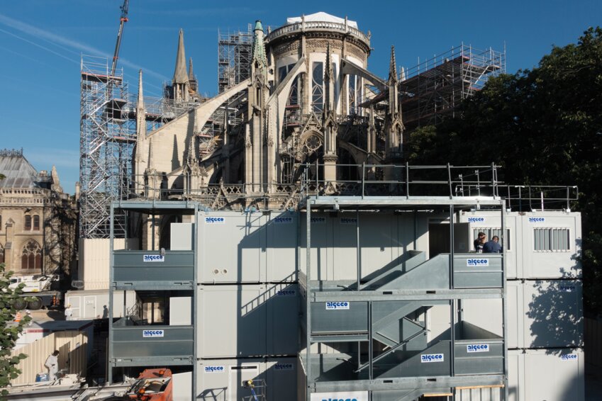 Pour offrir les commodités indispensables au chantier de Notre Dame de Paris, où 2 000 ouvriers sont intervenus, Algeco a apporté son expertise des constructions modulaires éphémères. © Eskenazi Dominique