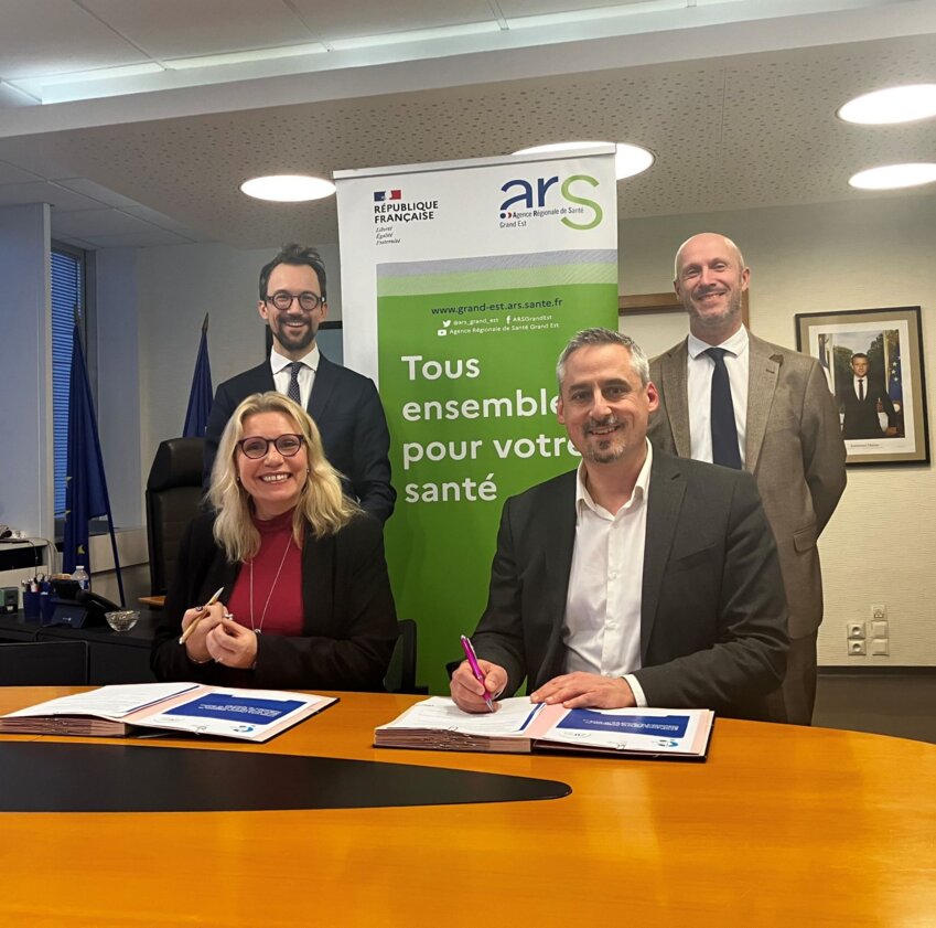 Christelle Ratignier-Carbonneil, directrice générale de l'ARS Grand Est, et Mathieu Rocher, président de la conférence des directeurs des centres hospitaliers du Grand-Est se sont réunis le 4 décembre à Nancy (Meurthe-et-Moselle) pour signer leur contrat pluriannuel d'objectifs et de moyens. © l’Agence Régionale de Santé Grand Est (ARS Grand Est).