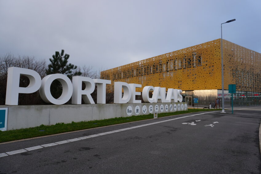 Plus d’un camion sur deux emprunte les installations calaisiennes, malgré un léger repli du trafic fret en 2025. © Aletheia Press / L.Peron Vranesic