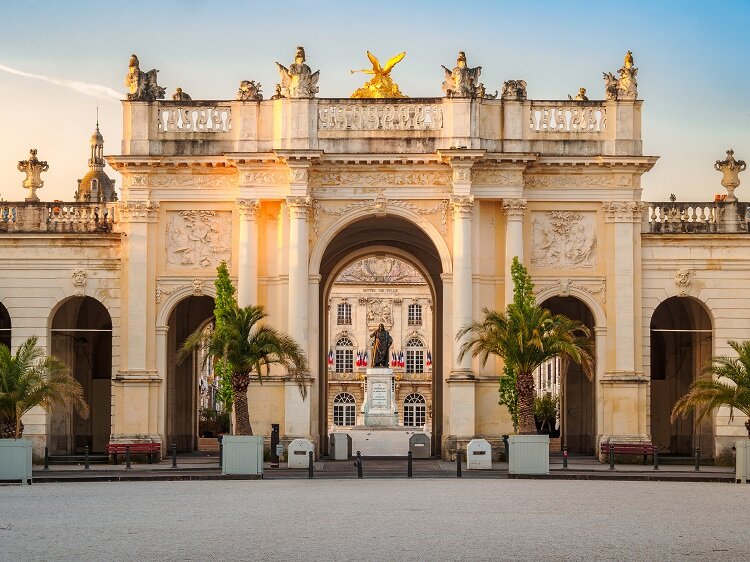 L'Arc Héré, l’une des portes monumentales de la place Stanislas, orné de sculptures et d'une statue dorée au sommet. © DR.
